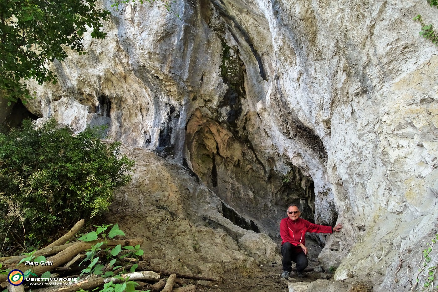 82 Mi ritrovo all'ingresso della grotta del 'Paci Paciana'.JPG